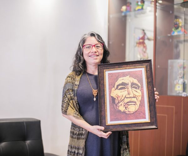 Sixtina Ureta, directora del Museo Nuclear Corporación Ciudad Alfaro, recibió el reconocimiento «Dolores Cacuango»